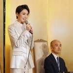 来春の退団を発表する宙組トップの芹香斗亜さん（左）と宝塚歌劇団の村上浩爾理事長＝３日午前１１時０７分、大阪市北区（撮影・小林良多）