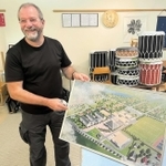 甲南学園トゥレーヌ校があった時代のパネルを手に説明する仏日友好協会のティエリー・ジャコタンさん＝サンシール・シュール・ロワール市