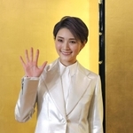 退団会見でポーズを取る宙組トップの芹香斗亜さん＝３日午前、大阪市北区（撮影・小林良多）