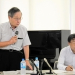血液検査の結果について説明する小泉昭夫京都大名誉教授（左）＝３日午前、明石市東仲ノ町