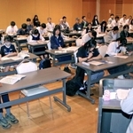 「北方領土青少年等現地視察団」として、鈴木咲子さんの話を聞く兵庫県の中高生ら＝北海道根室市