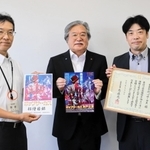 目録を受け取った岡田英樹福祉部長（左）と、感謝状を受け取った山中英夫専務理事（中央）とポップサーカスの下垣純プロジェクトリーダー＝兵庫県庁