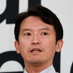 定例会見で記者の質問に答える斎藤元彦知事＝４日午後、神戸市中央区、兵庫県庁（撮影・笠原次郎）