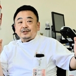 震災時の兵庫県立淡路病院の様子を語る水谷和郎医師＝神戸市東灘区向洋町中２、六甲アイランド甲南病院（撮影・内田世紀）