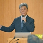 公益通報者保護などを巡り、百条委で参考人として見解を述べる上智大の奥山俊宏教授＝５日午前、神戸市中央区、兵庫県庁（撮影・大田将之）
