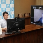 オンライン会合で発言する斎藤元彦兵庫県知事（左）＝兵庫県庁