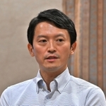 報道陣の取材に応じる斎藤元彦兵庫県知事＝５日午後、神戸市中央区（撮影・斎藤雅志）