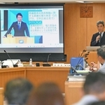 公益通報者保護などを巡り、参考人として見解を述べる上智大の奥山俊宏教授＝５日午前、神戸市中央区、兵庫県庁（撮影・大田将之）