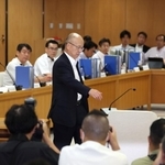 百条委員会の会場に入る片山安孝元副知事（中央）＝６日午前、神戸市中央区、兵庫県庁（撮影・笠原次郎）