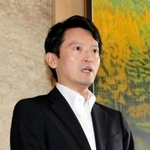 報道陣の取材に応じる斎藤元彦兵庫県知事＝６日午前、県庁
