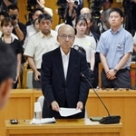兵庫県議会の百条委員会で証人尋問に応じ、宣誓する片山安孝元副知事＝６日午前１０時３２分、兵庫県庁（代表撮影）