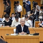 兵庫県議会の調査特別委員会で証人尋問に応じる片山安孝元副知事＝６日午前、兵庫県庁（代表撮影）