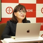会見を開く丸谷聡子市長＝明石市役所