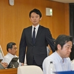 百条委員会の証人席へと向かう斎藤元彦知事＝６日午後、兵庫県庁（撮影・大田将之）