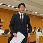 百条委員会の証人席へと向かう斎藤元彦知事＝６日午後、兵庫県庁（撮影・大田将之）