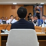 元県民局長を懲戒処分した経緯などについて斎藤元彦知事に問うた百条委員会＝６日午後、兵庫県庁（撮影・大田将之）