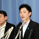 斎藤元彦知事らへの証人尋問を終えて会見する兵庫県議会調査特別委員会の奥谷謙一委員長（右）＝６日午後６時４２分、神戸市中央区、兵庫県庁（撮影・小林良多）