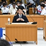 兵庫県議会の百条委員会で証人尋問に臨む斎藤元彦知事＝６日午後、神戸市中央区（代表撮影）