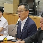 斎藤元彦知事への辞職申し入れの方針を決め、会見する自民県議団＝６日午後、兵庫県庁