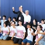 「豊岡演劇祭２０２４」の開幕を祝い、中高生らと乾杯をする平田オリザ氏（後列右から４人目）＝６日午後、豊岡市日高町