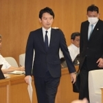 兵庫県議会の百条委員会で証人尋問に臨む斎藤元彦知事＝６日午後、神戸市中央区（撮影・小林良多）