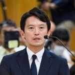 兵庫県議会の百条委員会で証人尋問に応じる斎藤元彦知事＝６日午後、神戸市中央区（代表撮影）