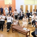決勝戦で上地結衣を応援する社員たち＝神戸市西区森友４