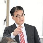 次期衆院選に向け、支援者と意見交換する立憲民主党の岡田克也幹事長＝神戸市兵庫区