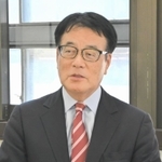 次期衆院選に向けて兵庫入りし、取材に応じる立憲民主党の岡田克也幹事長＝神戸市兵庫区