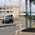 平野小学校（左）に通う児童が利用する神姫バスの停留所。取材時は夏休み中で児童の姿はなかった＝神戸市西区平野町宮前