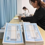 自民党総裁選に向けて始まった投票用紙の発送作業。２７日に投開票される＝１０日午前、神戸市中央区中山手通５（撮影・鈴木雅之）