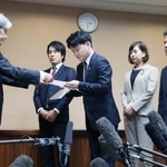 斎藤元彦・兵庫県知事に辞職を求める文書を服部洋平副知事（左）に手渡す「維新の会」議員団の県議ら＝９日午後、神戸市中央区、兵庫県庁（撮影・笠原次郎）
