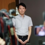兵庫県議会の会派「維新の会」などの辞職の申し入れに対し、続投の意向を表明した斎藤元彦知事＝９日午後、神戸市中央区、兵庫県庁（撮影・笠原次郎）