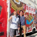 フランスを中心に日本文化を発信するダン・ベロ-さん（左）と高地良幸さん＝パリ市内