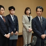 斎藤元彦知事の辞職を求める申し入れ書を提出し、取材に応じる兵庫維新の会代表の片山大介参院議員（右端）や県議ら＝９日午後、兵庫県庁（撮影・笠原次郎）