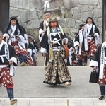 昨年の赤穂義士祭で城下町を練り歩いた「義士行列」の様子。中央は大石内蔵助役の中村雅俊さん＝赤穂市上仮屋