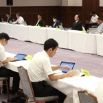 兵庫県の行財政運営をチェックする県政改革審議会。委員からは文書問題への指摘が相次いだ＝神戸市中央区下山手通４