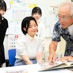 学生ボランティア活動支援室の学生と阪神・淡路大震災を振り返る日開野博さん（右端）＝徳島市応神町古川、四国大学