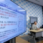 気象庁で記者会見する南海トラフ地震の評価検討会の平田直会長（左）＝８月８日