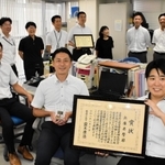 警察庁長官賞を受けた兵庫県警被害者支援室のメンバー＝神戸市中央区下山手通５