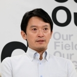 会見で支援を受けた自民党県議らから辞職を要求された受け止めを問われ、涙ぐみながら答える斎藤元彦・兵庫県知事＝１１日午後、兵庫県庁（撮影・風斗雅博）
