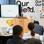 定例会見で報道陣からの質問に答える斎藤元彦知事＝１１日午後、兵庫県庁（撮影・風斗雅博）