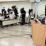 長時間にわたった斎藤元彦知事の定例会見＝１１日午後、兵庫県庁（撮影・風斗雅博）