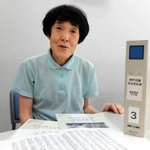 神戸空襲の死没者名簿を前に「なんとか若い世代に引き継ぎたい」と語る小城智子事務局長＝神戸市中央区