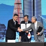 日中韓観光大臣会合で共同宣言文書に署名した斉藤鉄夫国土交通相（中央）、中国の張政文化・観光部副部長（左）、韓国の柳仁村文化体育観光部大臣＝１１日午前、神戸市中央区波止場町、ホテルオークラ神戸（撮影・大田将之）