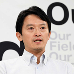 会見で支援を受けた自民党県議らから辞職を要求された受け止めを問われ、涙ぐみながら答える斎藤元彦・兵庫県知事＝１１日午後、兵庫県庁（撮影・風斗雅博）