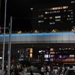 青やオレンジ色にライトアップされた歩行者デッキ＝１１日夜、神戸・三宮（撮影・斎藤雅志）