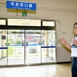 避難者が集まった旧北淡町役場の玄関で話す宮本肇さん＝淡路市富島（撮影・内田世紀）