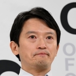 記者会見で目に涙を浮かべる斎藤元彦知事＝１１日午後、兵庫県庁（撮影・風斗雅博）