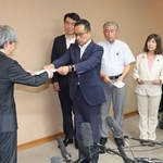 斎藤元彦兵庫県知事の辞職を求める文書を服部洋平副知事（左）に手渡す自民議員団の北野実幹事長ら＝１２日午前１０時０４分、神戸市中央区、兵庫県庁（撮影・小林良多）